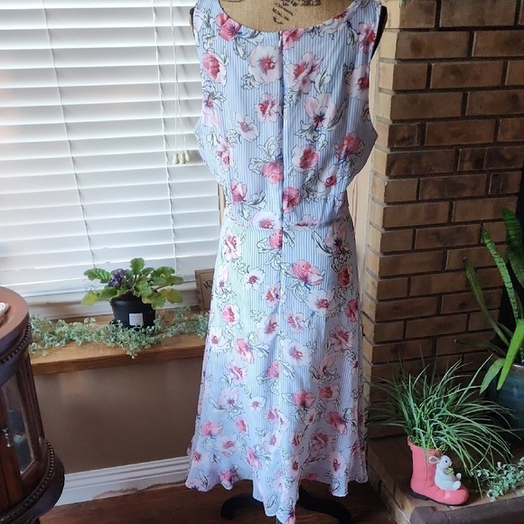 Floral Sleeveless Dress - Blue and Pink - Picture 4 of 10